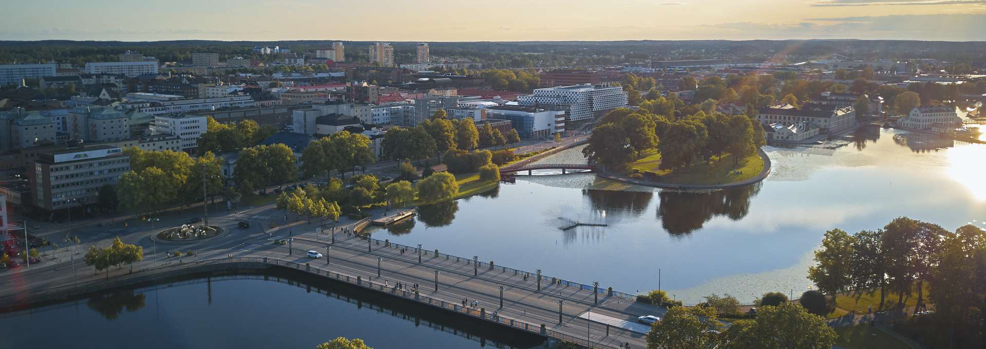 Drönarbild över Eskilstuna med Nybron i fokus