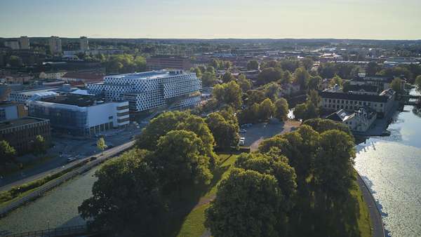 Flygbild över Eskilstunaån, Strömsholmen och Mälardalens högskola